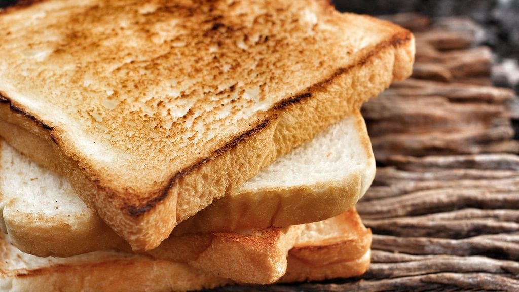 Kauttaaltaan rapea ja kullankeltainen paahtoleipä kruunaa aamupalasi.