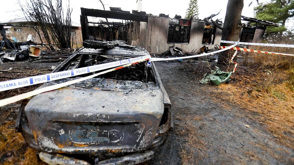 Omakotitalo tuhoutui pahoin tulipalossa. Tapauksesta on nostettu syytteet kahdesta murhasta.