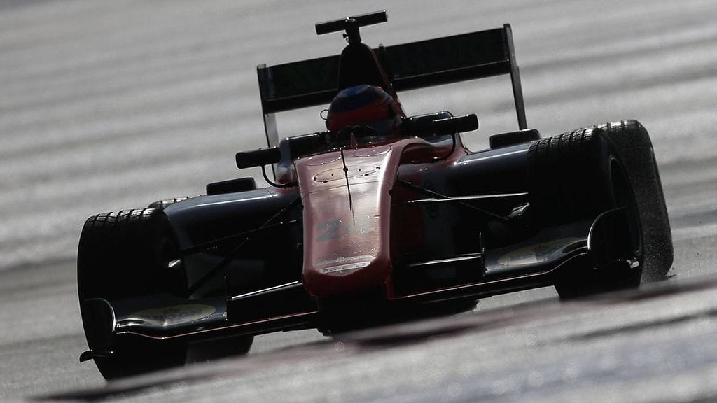 Niko Kari MP Motorsport -tallin auton ratissa.