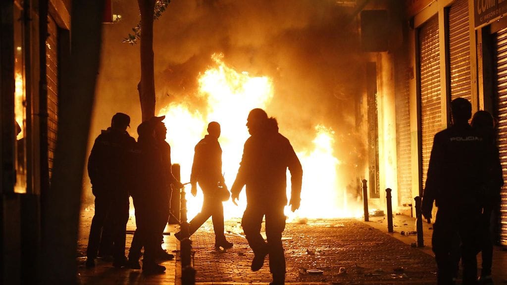 Protestoijat muun muassa sytyttivät roskasäiliöitä tuleen.