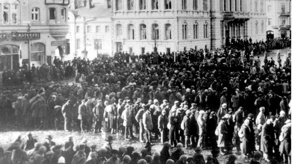 Tampereen punaiset koottiin kaupungin valtauksen jälkeen Keskustorille odottamaan kuljetusta eteenpäin.