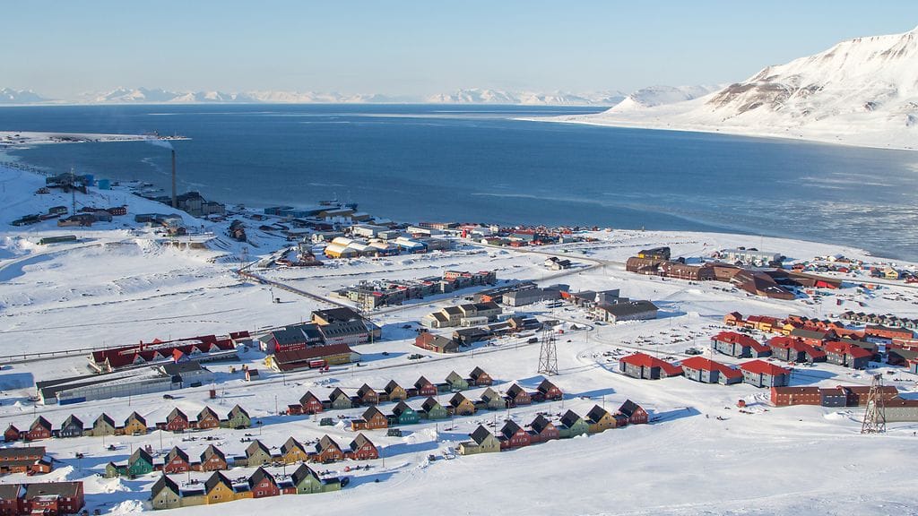 Longyearbyen sijaitsee Norjan Huippuvuorilla. Kaupunki on suurin Huippuvuorilla.