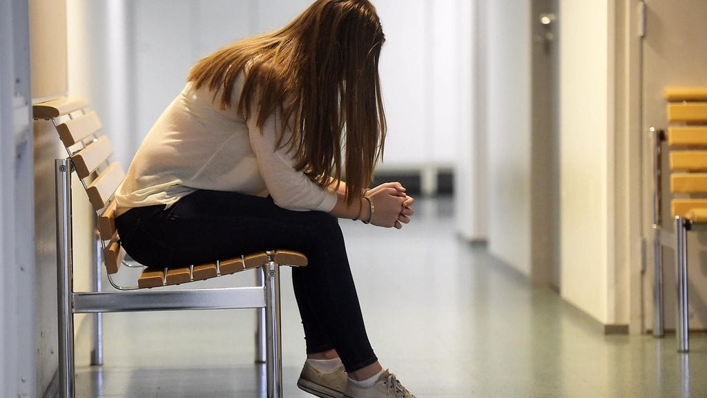 Sisäministeri Maria Ohisalon (vihr.) mukaan kouluissa tapahtuvat pahimmat kiusaamistapaukset on tuotava poliisin tietoon.