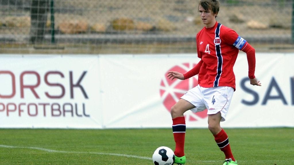 Adrian Lillebekk Ovlien Norjan nuorisomaajoukkueen paidassa.