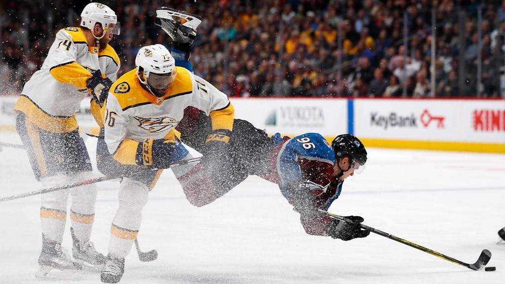 Nashvillen P. K. Subban rusikoimassa Coloradon Mikko Rantasta.