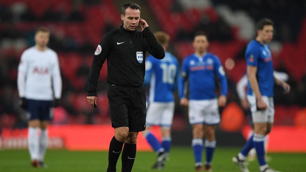 Erotuomari Paul Tierney helmikuussa Tottenhamin ja Rochdalen välisessä Englannin cupin viidennen kierroksen ottelussa, jossa VAR oli käytössä.