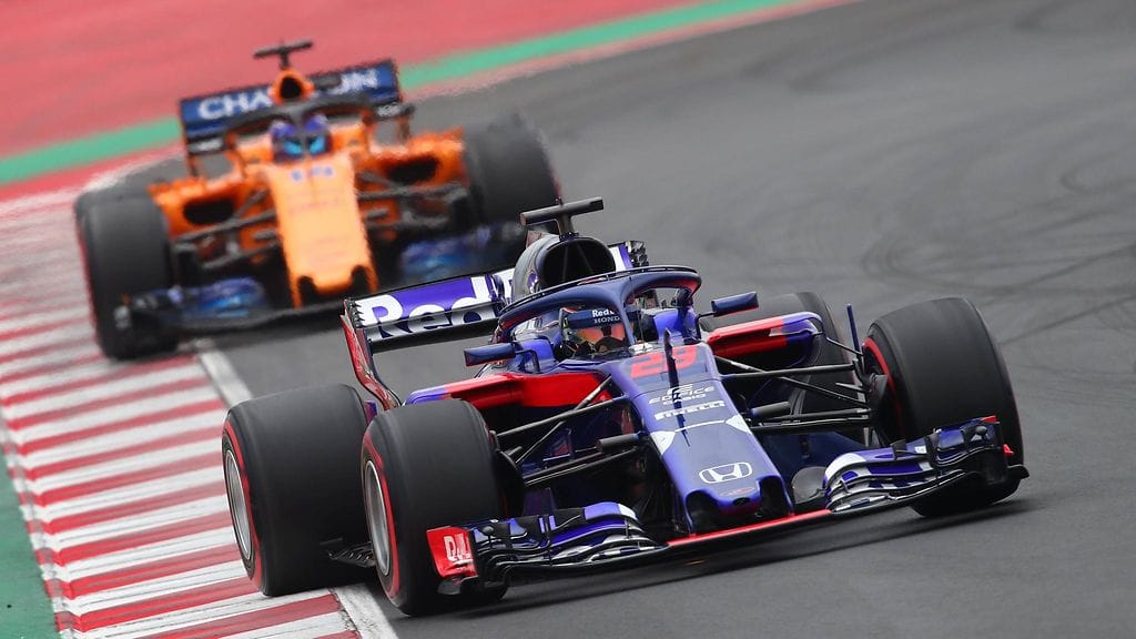 Toro Rosson Brendon Hartley McLarenin Fernando Alonson edellä helmikuussa Barcelonan F1-testeissä.
