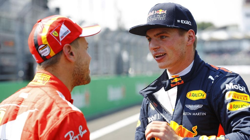Max Verstappen (oik.) ja Sebastian Vettel ajatustenvaihdossa Meksikossa lokakuussa 2017.