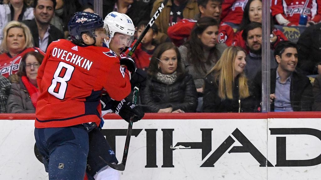 Winnipeg Jetsin Patrik Laine (takana) ja Washington Capitalsin Aleksandr Ovetshkin (edustalla) kaksinkamppailussa joukkueiden välisessä ottelussa.