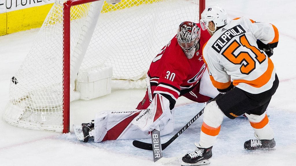 Valtteri Filppula ohitti Carolina-maalivahti Cam Wardin kolmannessa erässä.