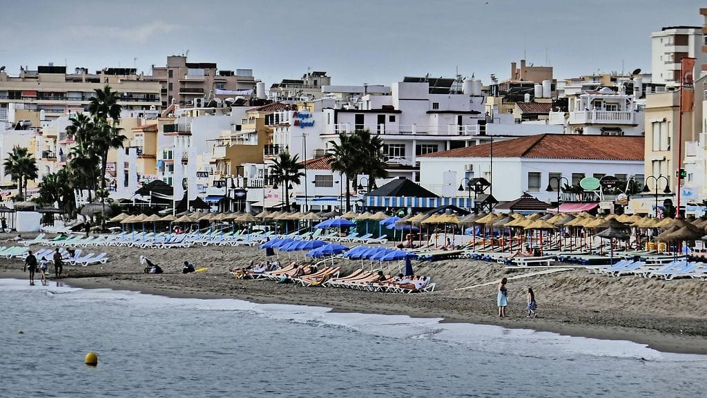 Äiti aikoo järjestää rahaa lentolippuihin voidakseen hakea tyttärensä kotiin Espanjan Aurinkorannikolta.