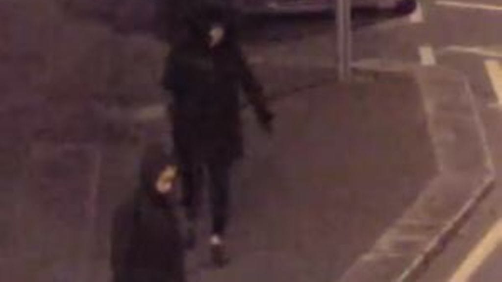 Jerseyn poliisin mukaan valvontakamerakuvassa näkyy kaksi tummiin pukeutunutta naista, joista toinen kantaa vauvaa sylissään. Kuva: Jersey Police.