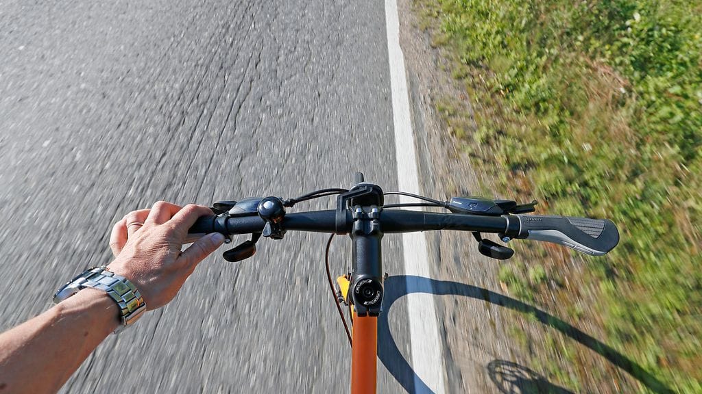 Tutkimusten mukaan jos matkaa taitetaan tavallisen polkupyörän sijaan sähköpyörällä, pyöräilymatkat pitenevät. Kuvassa polkupyörä.