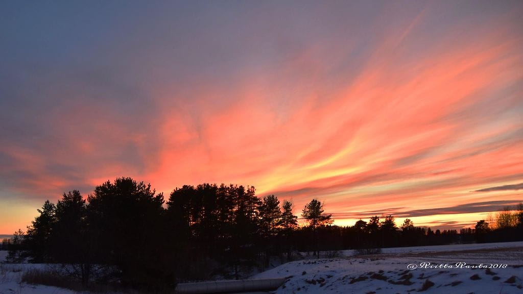 Kuva eilen illalta Kouvolan Alakylästä. Taivas hehkui kaikissa mahdollisissa väreissään. Kuvan lähetti Riitta Rauta, Kouvola