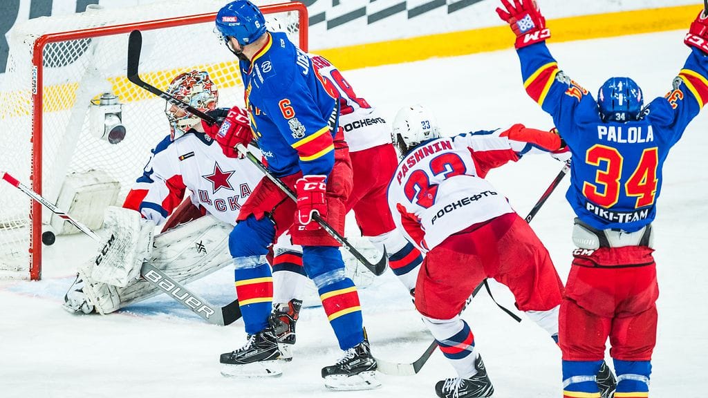 Olli Palola näki jo varhaisessa vaiheessa, että hänen ohjaama kiekko upposi maanantain kolmannen kohtaamisen ensimmäisessä jatkoerässä TsSKA:n verkkoon.