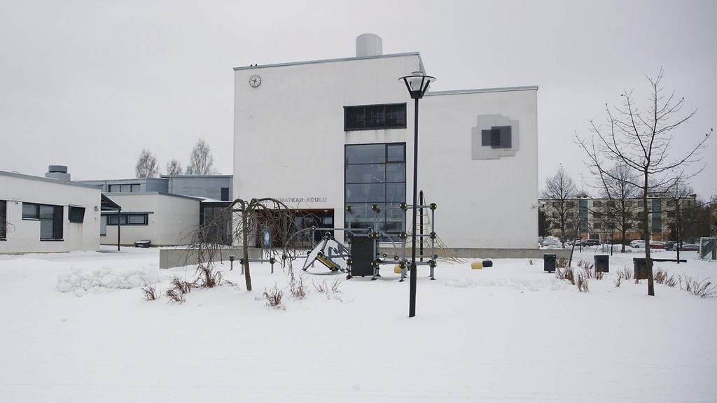 Pirkkalan lukio, Suupanniityn koulu ja Naistenmatkan koulu ehdittiin sulkea aamulla uhkauksen vuoksi ja koulupäivä peruutettiin. Kuvassa Naistenmatkan koulu.