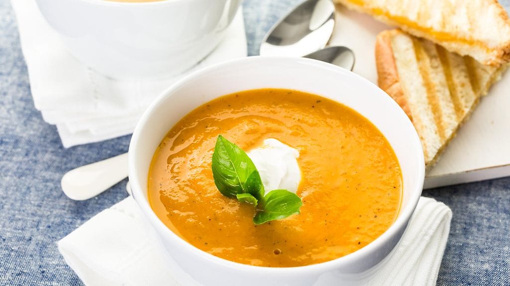 Yrtit maustavat lämmittävää tomaattikeittoa.