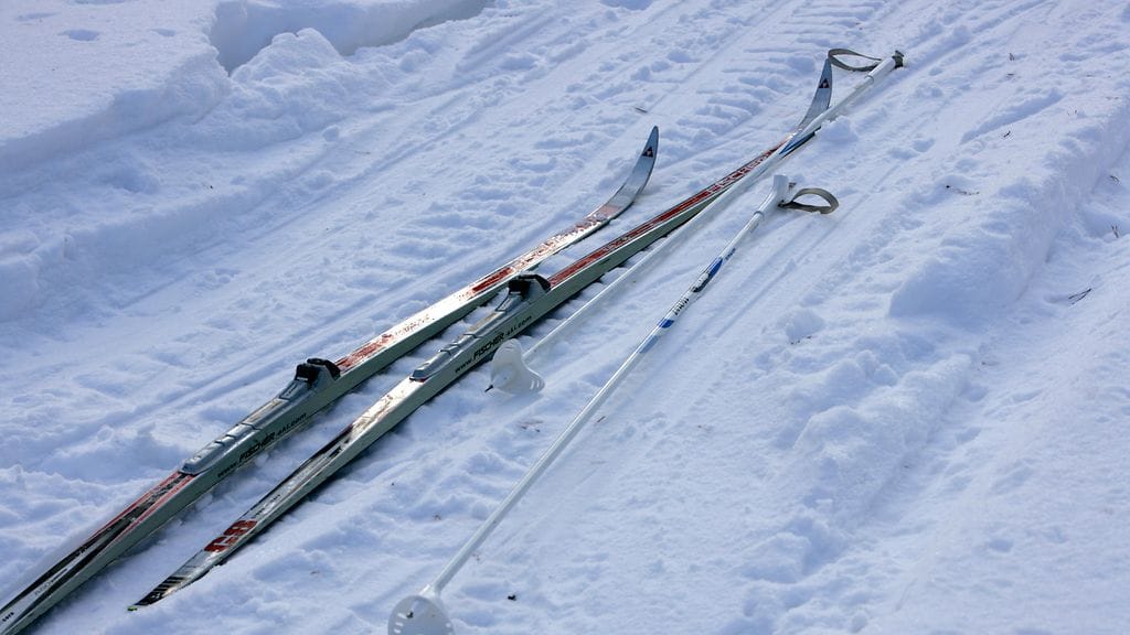 Aikuiset hiihtäjät eivät sietäneet viivästyksiä ladulla, vaan vihastuivat 9-vuotiaalle Gustaville. Kuvituskuva.