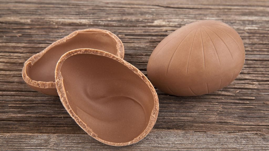 Suklaamuna aukee helpoten sivusaumaan kohdistuvalla iskulla.