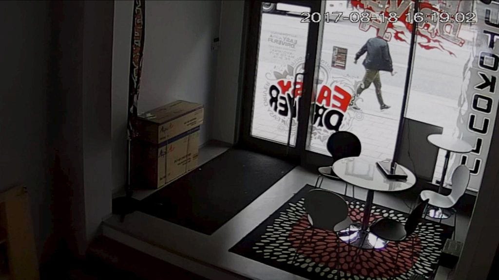 Kuvakaappaus ja -rajaus KRP:n Turun joukkopuukotuksen esitutkintamateriaalivideosta, otettu joukkopuukotuksen käräjöoikeuskäsittelyn alkamispäivänä 20. maaliskuuta 2018.