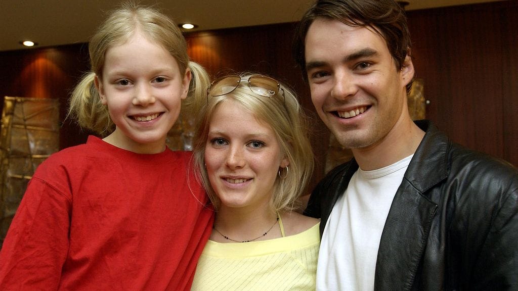 Amanda Pilke, Laura Birn ja Mikko Leppilampi toukokuu 2002