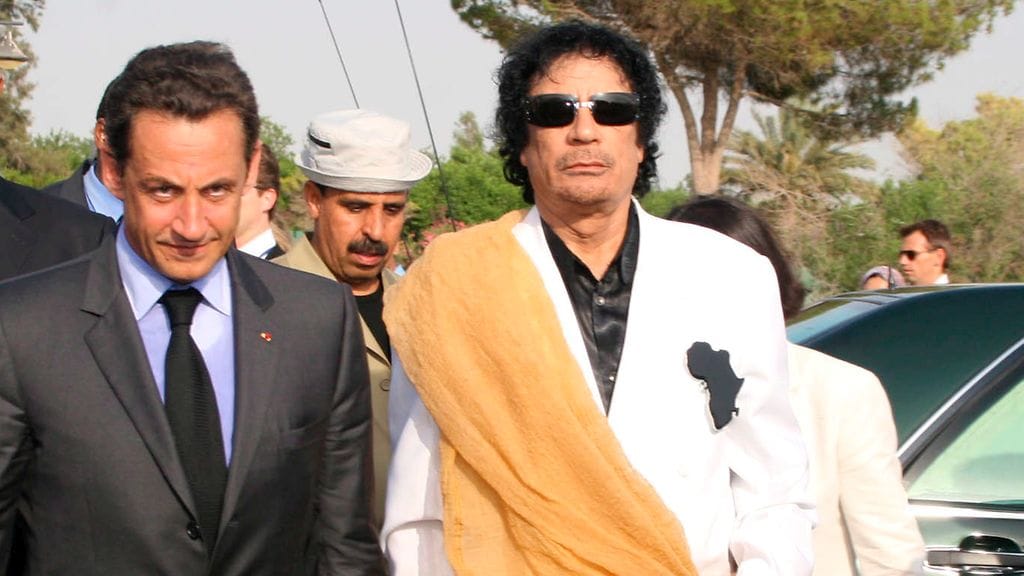 Nicolas Sarkozy (vas.) saavutti suuria kauppasopimuksia Libyan Muammar Gaddafin kanssa vuonna 2007. Tuolloin Sarkozy on jo Ranskan presidentti.