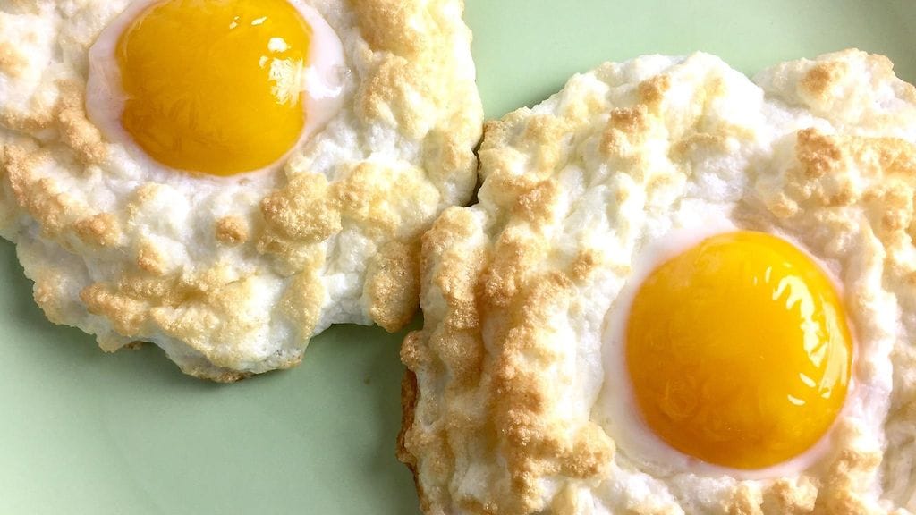 Pehmeä keltuainen kruunaa hattaramaisen kananmunapilvet.