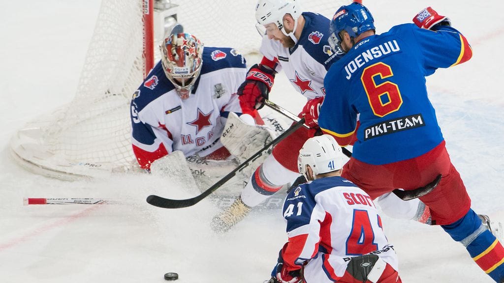 Jesse Joensuu vääntämässä TsSKA:n maalilla.