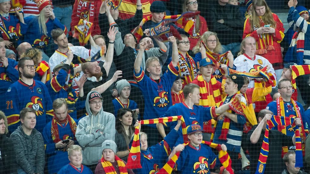 Jokerien kotiotteluissa kävi keskimäärin 10 415 katsojaa kaudella 2016–2017.