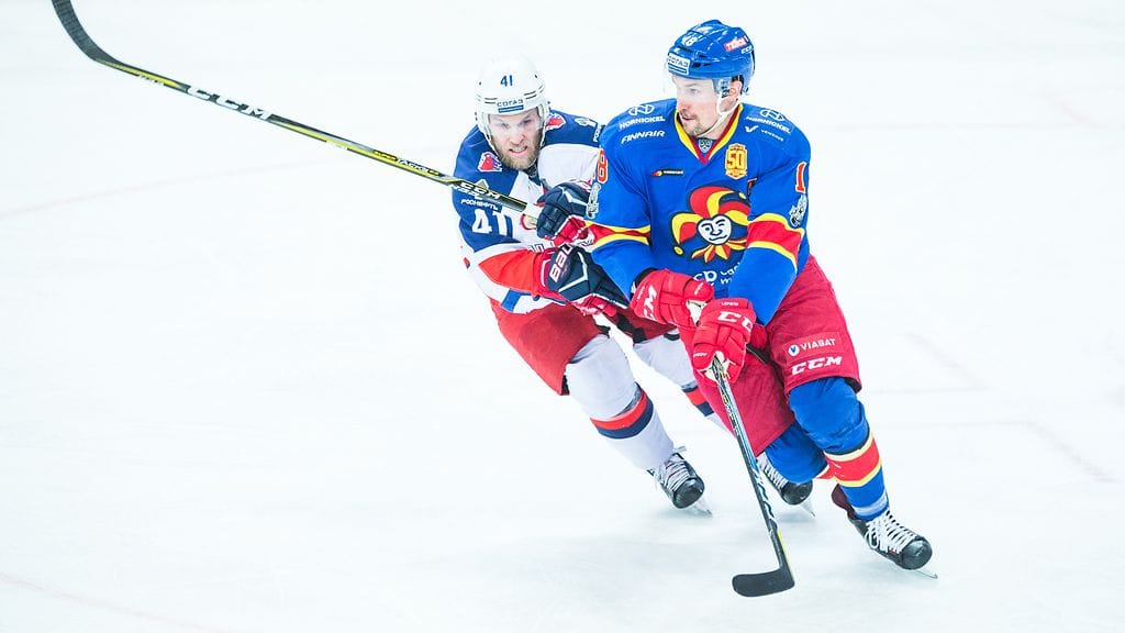 TsSKA:n voittomaali kimposi sisään Sami Lepistön (oik.) luistimesta.