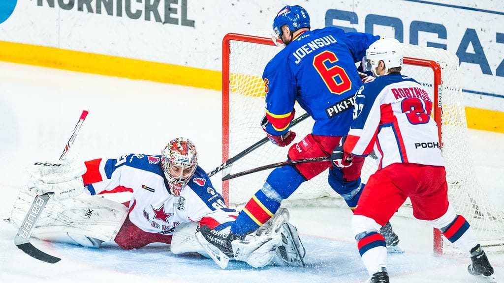 Jesse Joensuu häärimässä TsSKA:n maalilla KHL:n läntisen konferenssin välieräsarjan neljännessä kohtaamisessa.