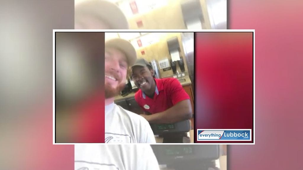 Myyjä Marcus Henderson piti rahoja kuukauden ajan kirjekuoressa, jota kuljetti mukanaan töihin! Kuvan lähde EverythingLubboc.com