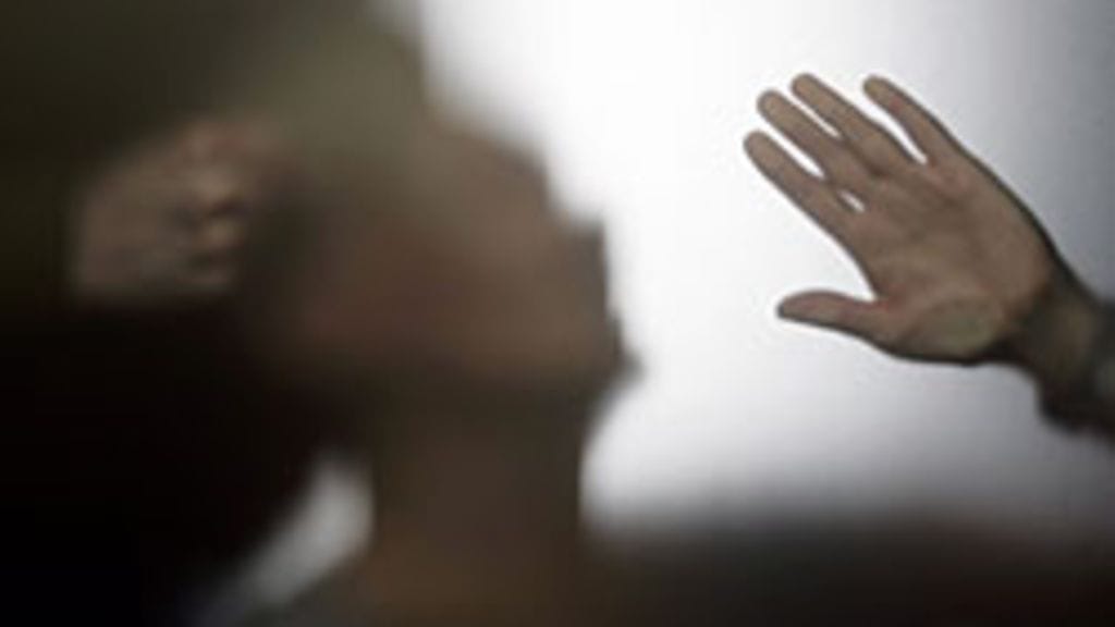 Kolmekymppinen mies piti naista vankina asunnossaan pari päivää.