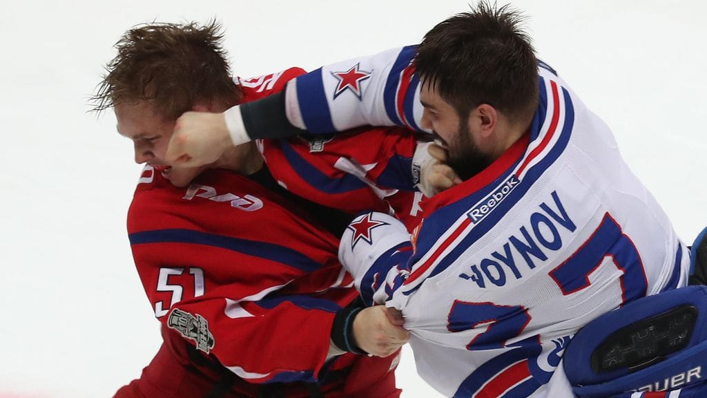 Lokomotivin Nikolai Kovalenko ja SKA:n Vjatsheslav Voinov ottivat yhteen.