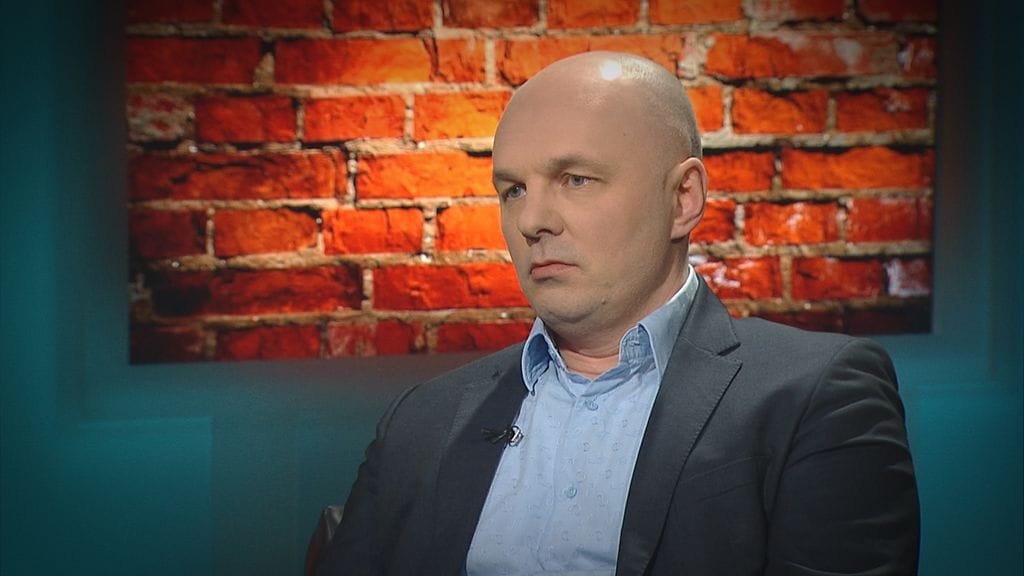 Pääkaupunkiseudun huumerikostutkintaa tehdään nyt yhteistyöhakuisesti, sanoo KRP:n rikostarkastaja Ari Lahtela illan Rikospaikka-ohjelman haastattelussa. Jari Aarnion valtakaudella avoimuutta ei ollut riittävästi ja erityisesti KRP:n ja Helsingin huumepoliisin tiettyjen henkilöiden välit olivat tulehtuneet.