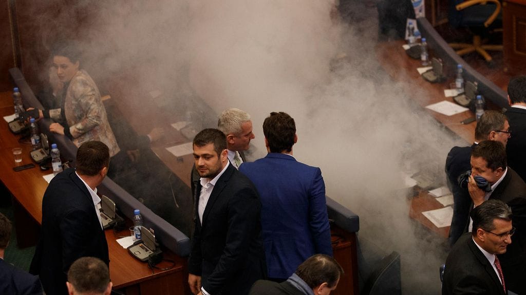 Kosovon parlamentin istunnossa heiteltiin kyynelkaasua ennen äänestystä Montenegron rajalinjasta maaliskuussa 2018.