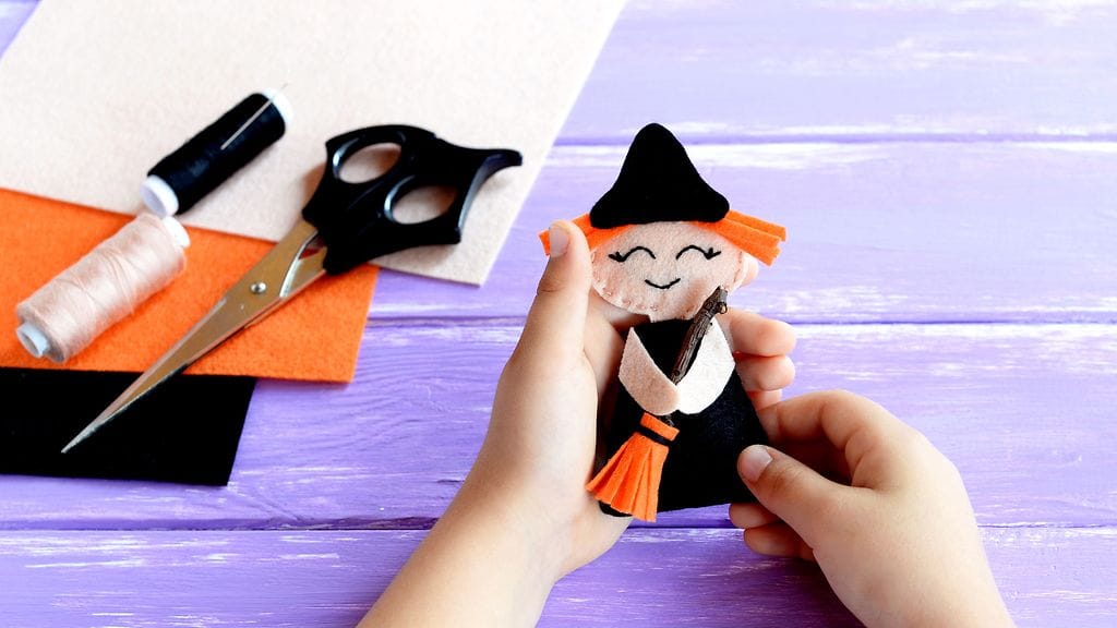 Pääsiäisen kunniaksi koti koristellaan noitaovella. Kuvituskuva.