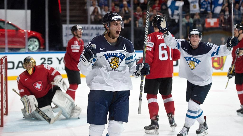 Valtteri Filppula juhlii maalia 2017 MM-kisoissa Pariisissa.