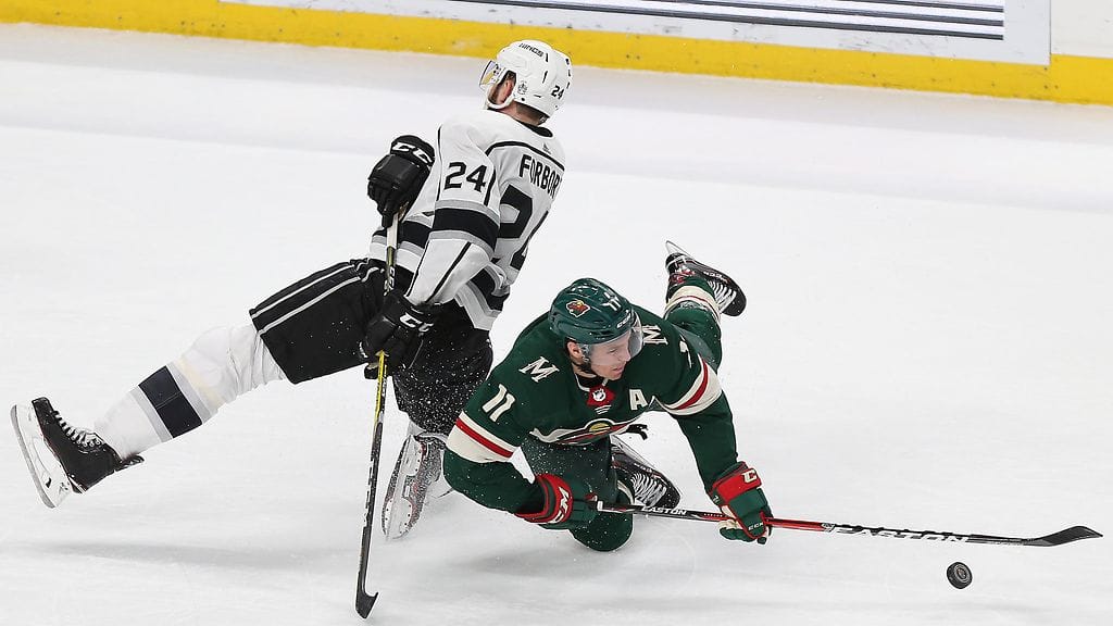 Zach Parisen luistin viilsi Derek Forbortin korvaa. Kuva juuri ennen tapahtumaa.