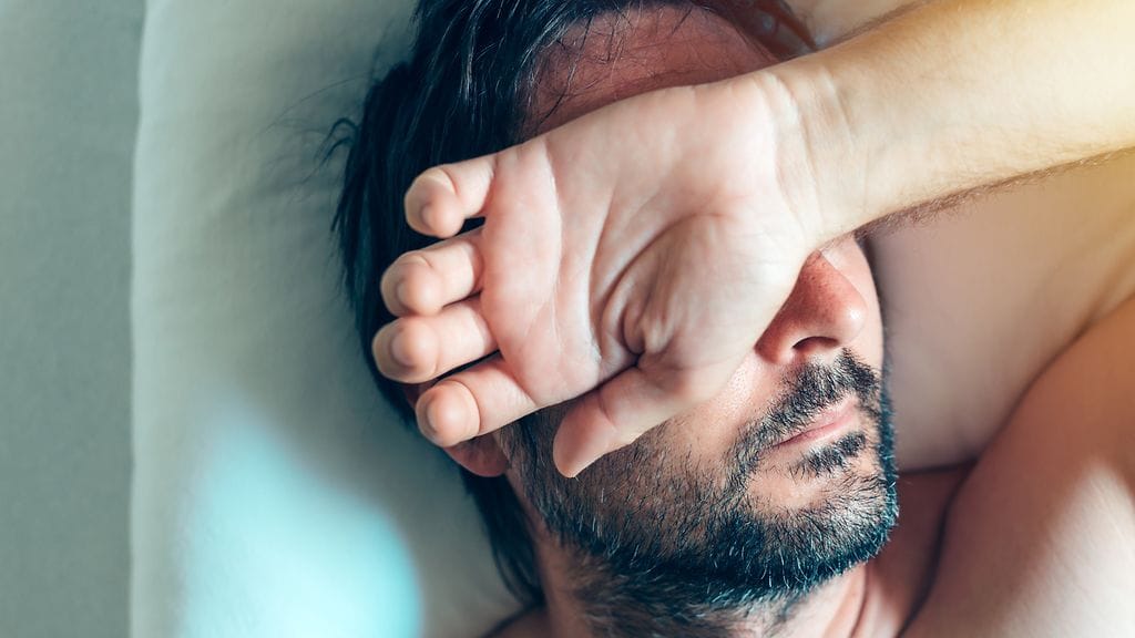 mies, krapula, sänky