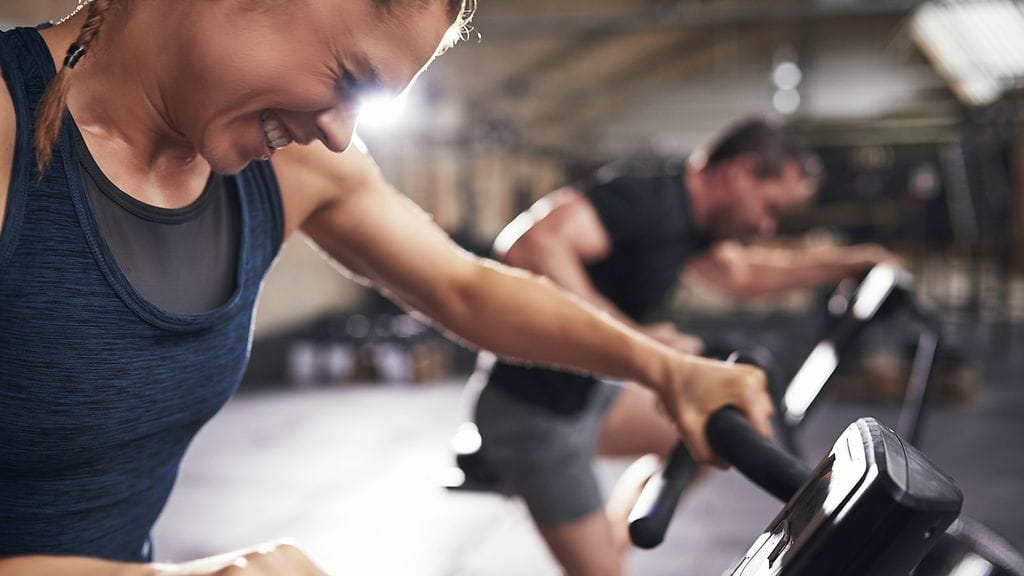 Nopea mutta kovatehoinen intervallitreeni onnistuu osana montaa eri liikuntamuotoa. Kuvituskuva.