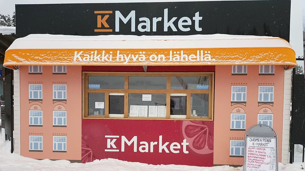 Suomen pienin K-Market palvelee asiakkaita Kuusamon Rukalla.