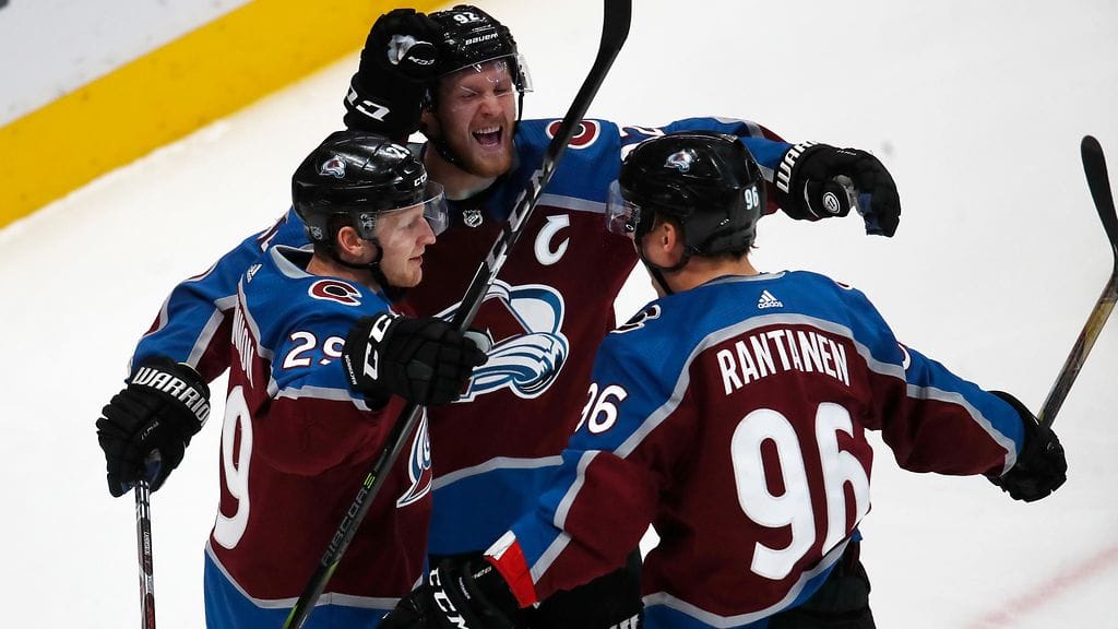 Coloradon Nathan MacKinnon ja Gabriel Landeskog juhlivat Mikko Rantasen osumaa Los Angelesia vastaan.
