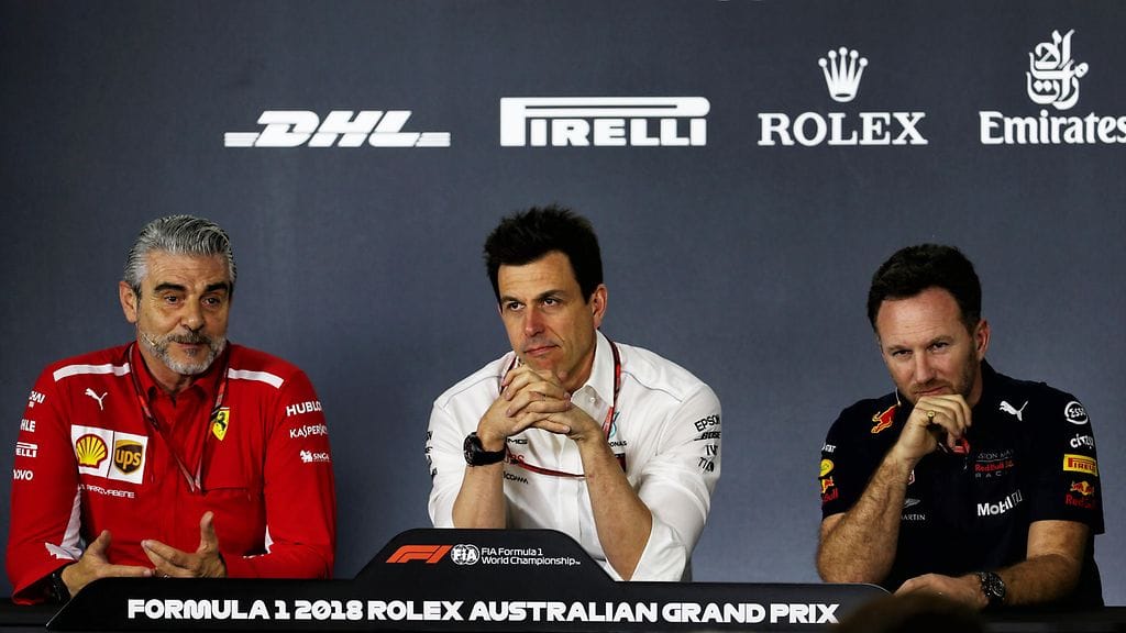 Maurizio Arrivabene (vas.), Toto Wolff ja Christian Horner kokoontuivat Australiassa yhteiseen lehdistötilaisuuteen.