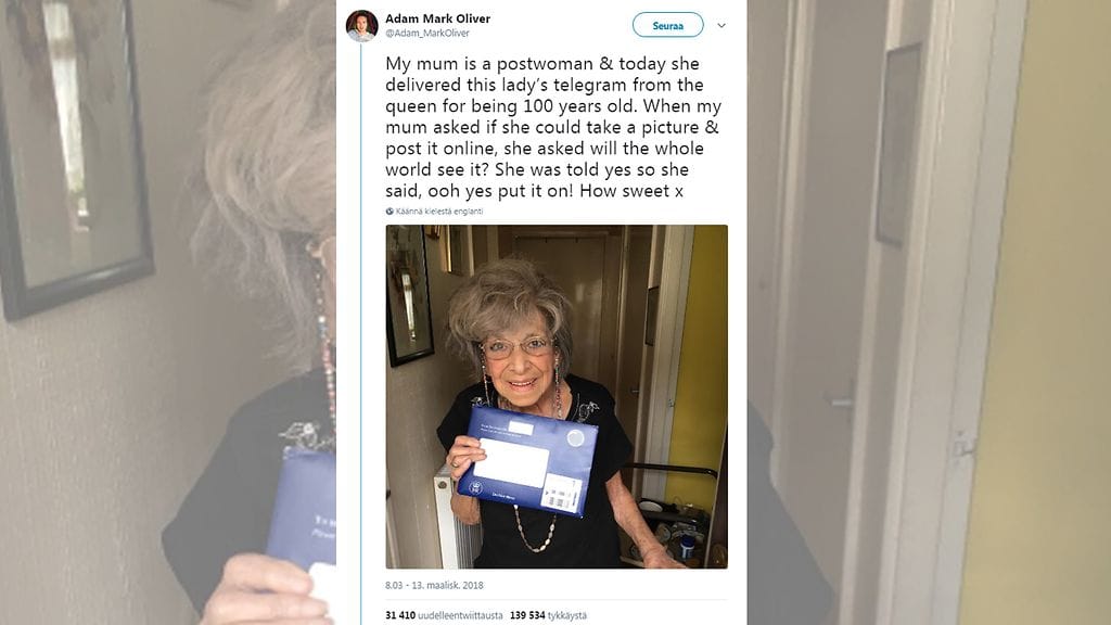 Erityisiä dieettejä tai treeniohjelmia Cox ei harrasta. Hän liikkuu asunnossa rollaattorin avulla.
 Kuvan lähde Twitter