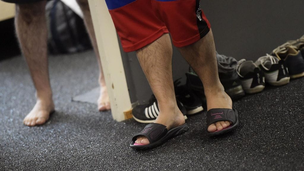 Kuvituskuvassa turvapaikanhakijan jalat sandaaleissa ja kenkiä rivissä Auramon vastaanottokeskuksessa Vantaalla 19. lokakuuta 2015.