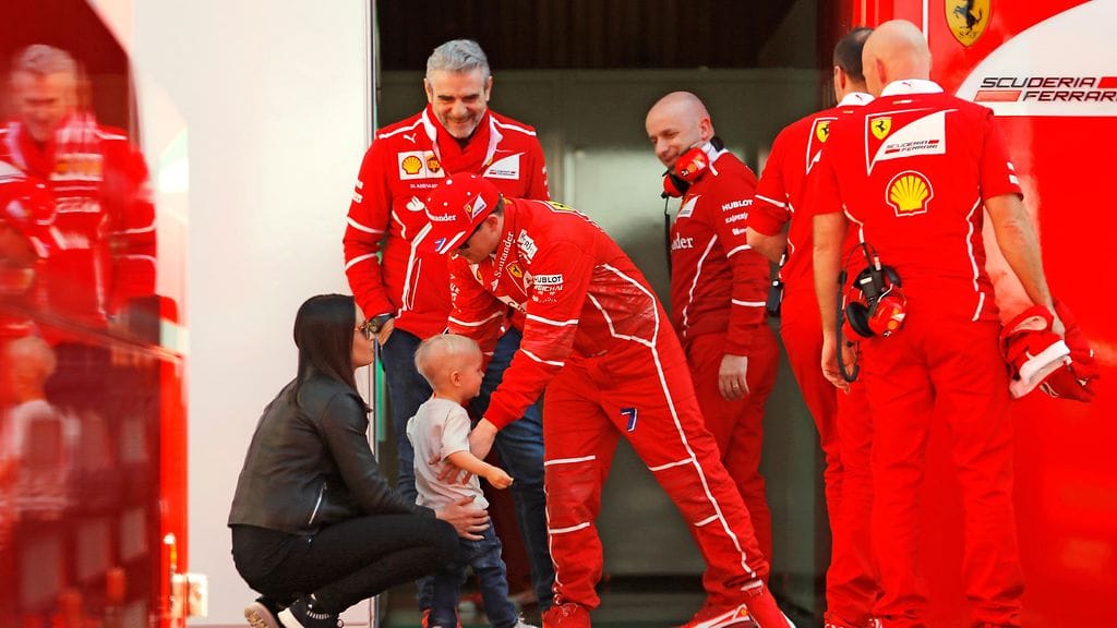 Kimi Räikkösen perhe vierailemassa Ferrarin varikkotiloissa.