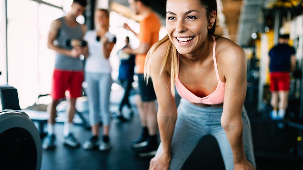 Anna muiden jonottaa juoksumatolle ja ryhdy itse soutamaan! Kuvituskuva.