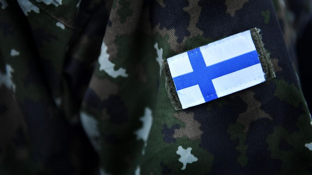 Tasavallan presidentti toimii myös Puolustusvoimien ylipäällikkönä, minkä vuoksi kansanedustaja pitää presidentin kokemusta varusmiespalveluksesta tärkeänä.