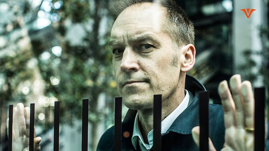 Koko tarina alkaa tunnustuksesta, jonka Alexis Stenfors teki esimiehelleen puhelimitse Intian lomallaan vuoden 2009 helmikuussa.